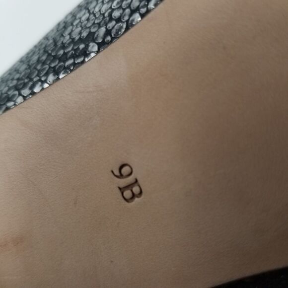 COLE HAAN PEEP TOE HEELS. BLACK SILVER TEXTURE. SIZE 9B. - Picture 15 of 16